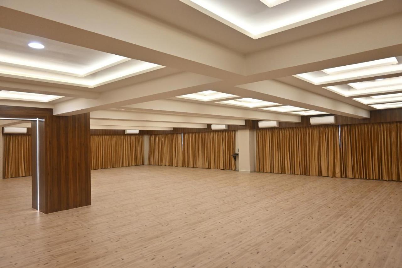 Hotel Privya Rooms And Banquet Сурат Экстерьер фото
