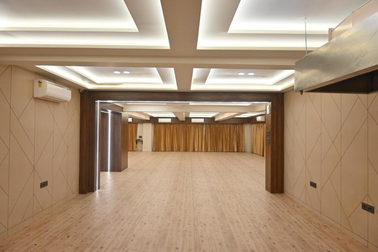 Hotel Privya Rooms And Banquet Сурат Экстерьер фото