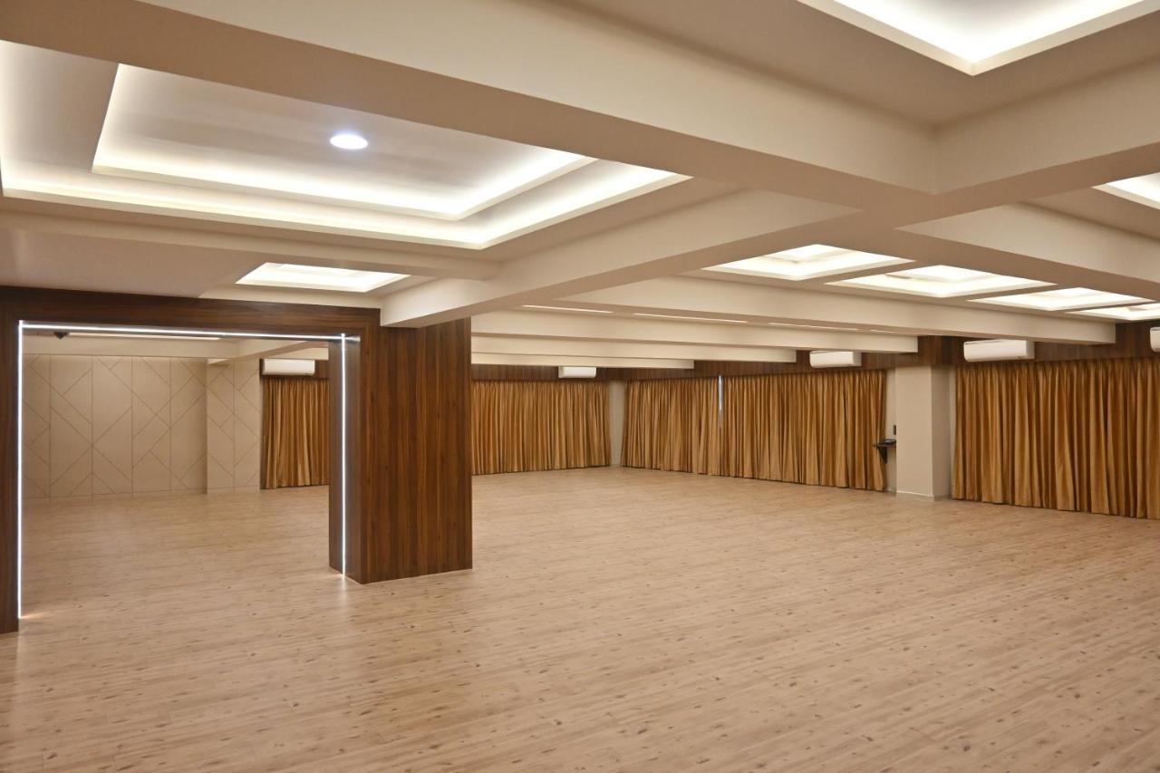 Hotel Privya Rooms And Banquet Сурат Экстерьер фото