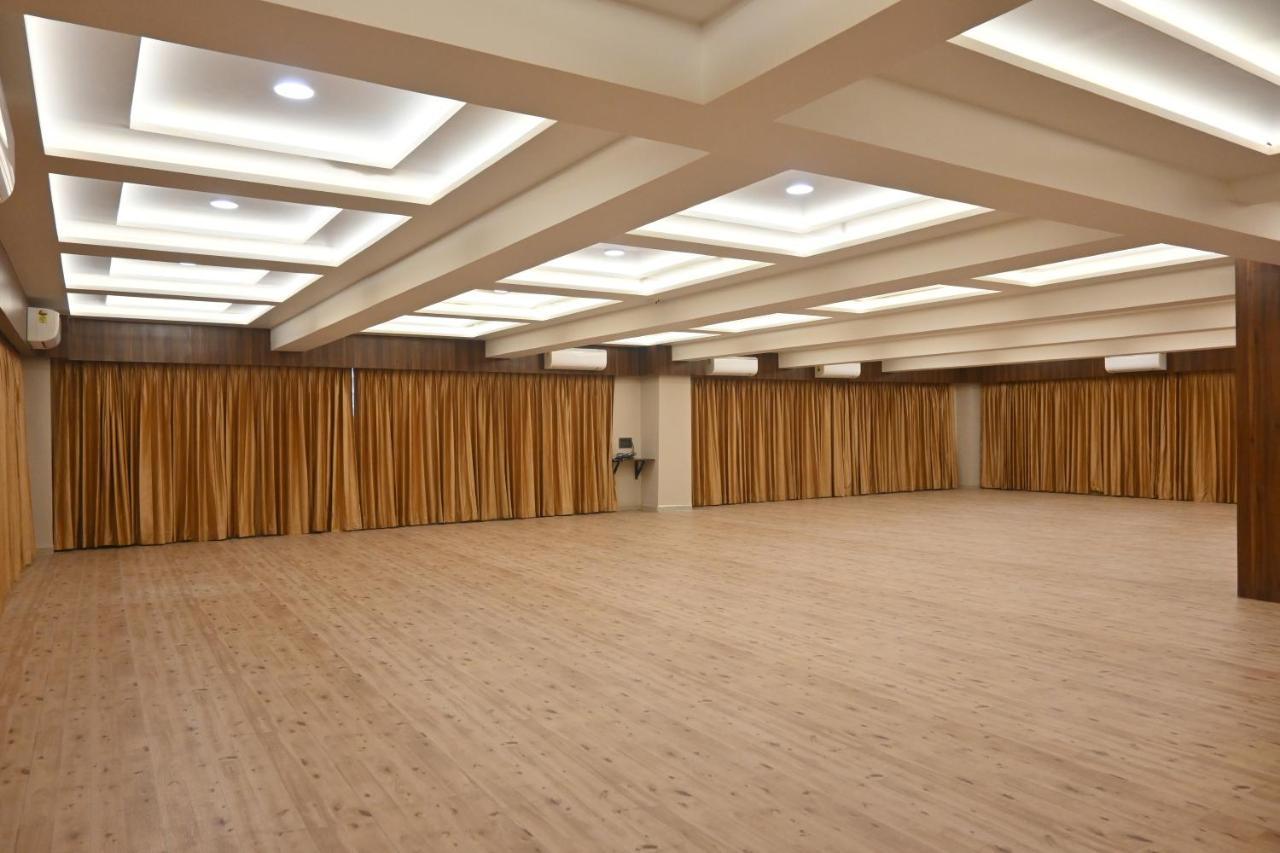 Hotel Privya Rooms And Banquet Сурат Экстерьер фото