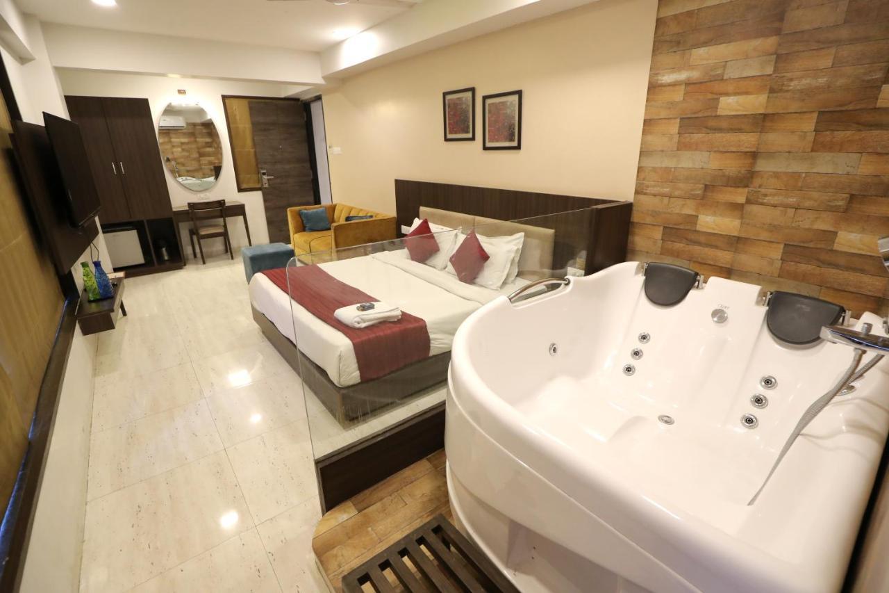 Hotel Privya Rooms And Banquet Сурат Экстерьер фото