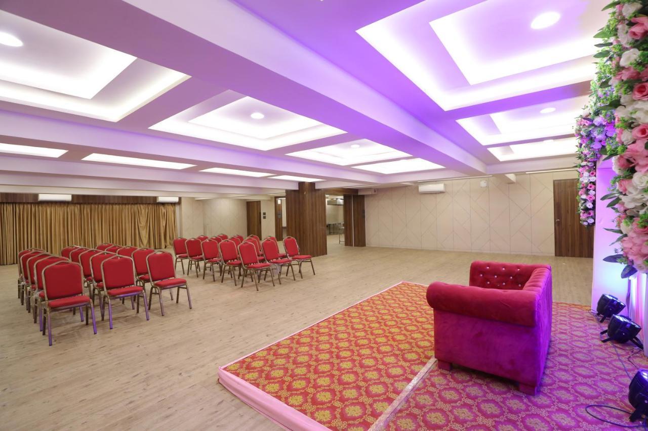 Hotel Privya Rooms And Banquet Сурат Экстерьер фото