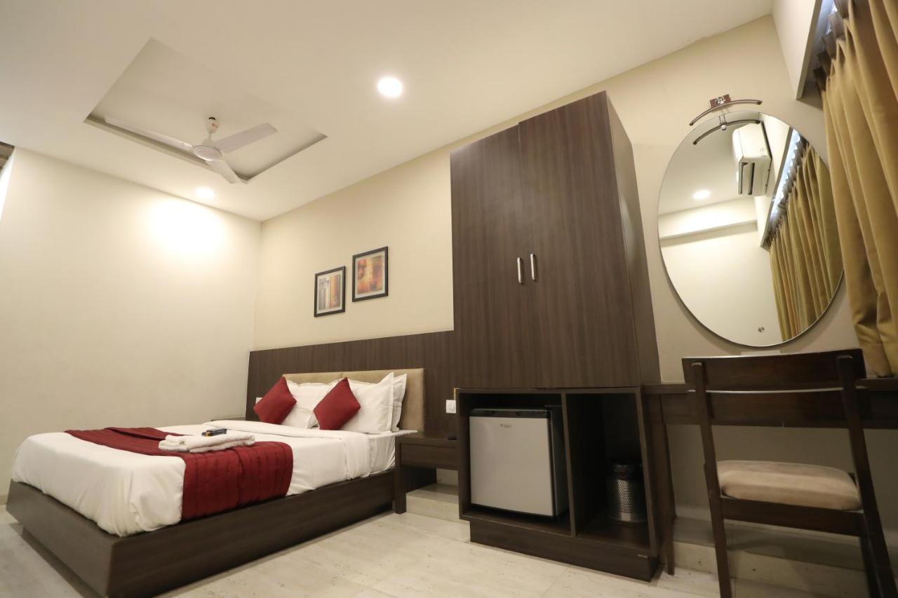 Hotel Privya Rooms And Banquet Сурат Экстерьер фото