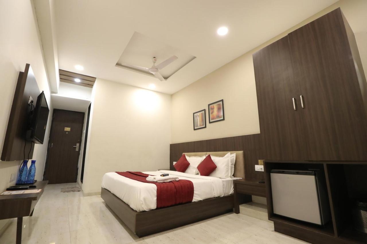 Hotel Privya Rooms And Banquet Сурат Экстерьер фото