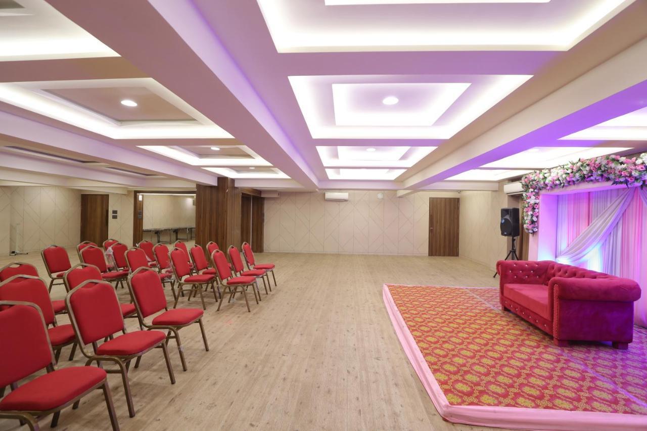 Hotel Privya Rooms And Banquet Сурат Экстерьер фото